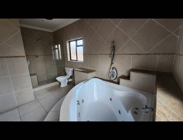 6 BEDROOM HOUSE FOR SALE IN UVONGO